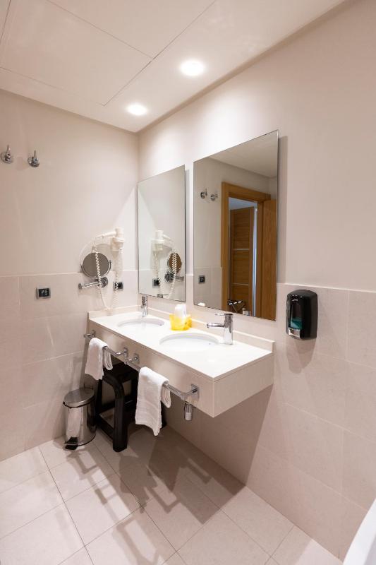 Quadruple Room - Disability Access image 4