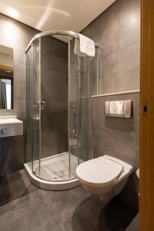 Two-Bedroom Apartment with Sea View (6 Adults) image 4