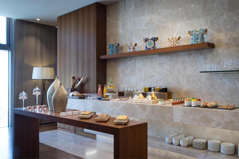 Corner Suite with Sea View and Lounge Access image 4