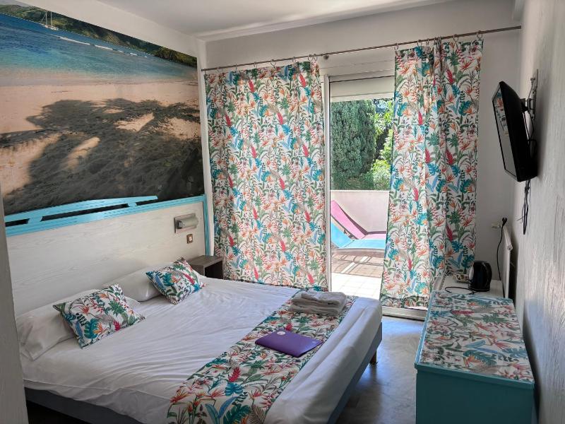 Superior Double or Twin Room with Balcony and Pool View image 2