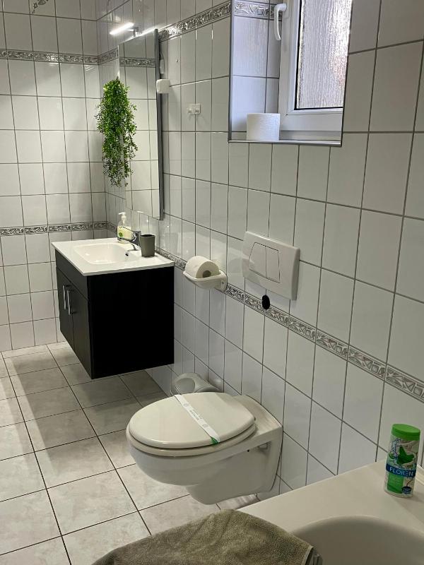 Twin Room with Private Bathroom image 3