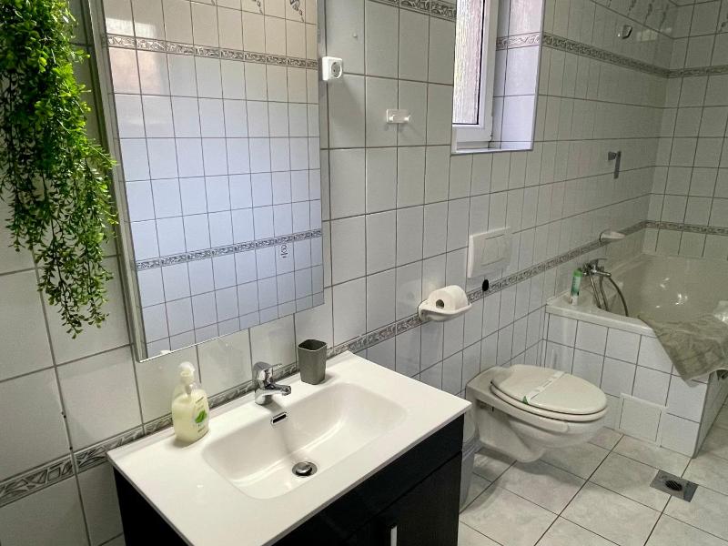 Twin Room with Private Bathroom image 2