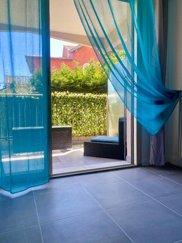 Studio Jardin Fleuris Parking Images