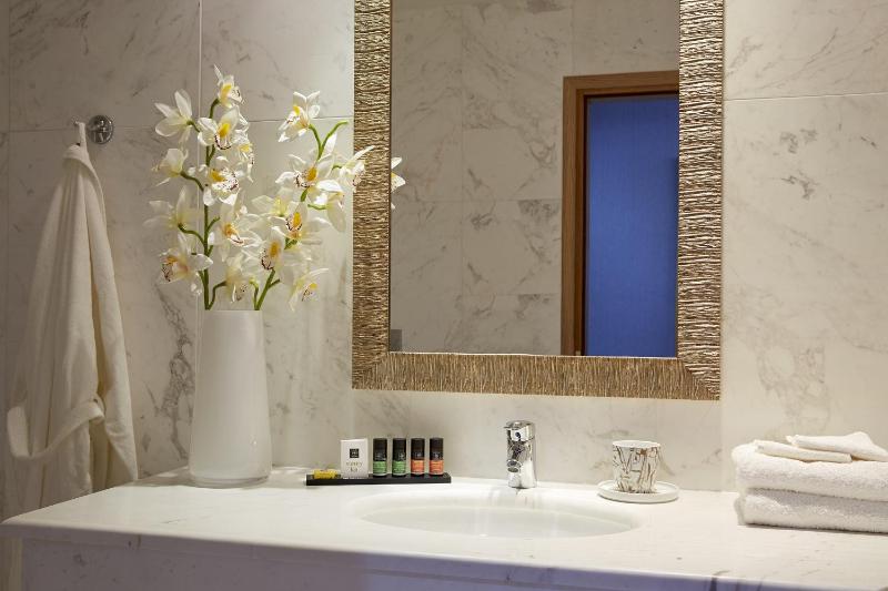 Deluxe Double Room with Sea View image 2