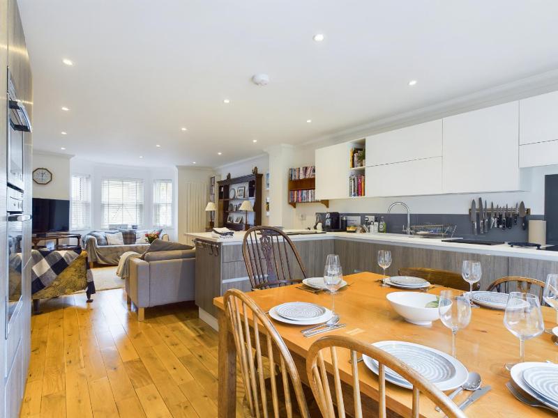 Queens Mews a contemporary beach side holiday home for 6 Images