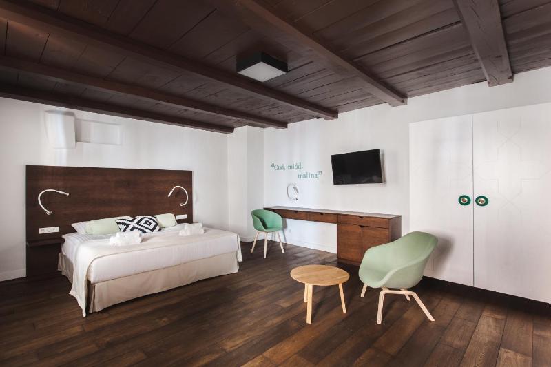 One-Bedroom Apartment image 3