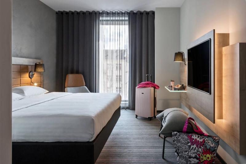Moxy Queen Room image 3