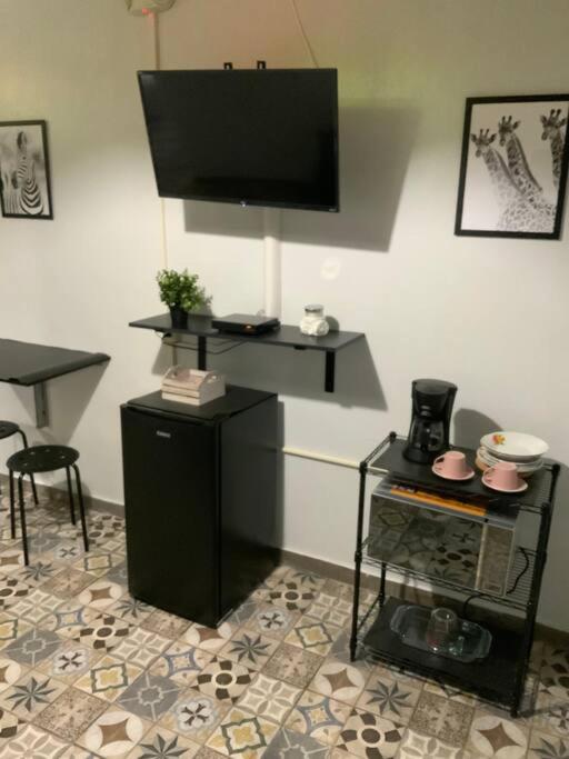 One-Bedroom Apartment image 4