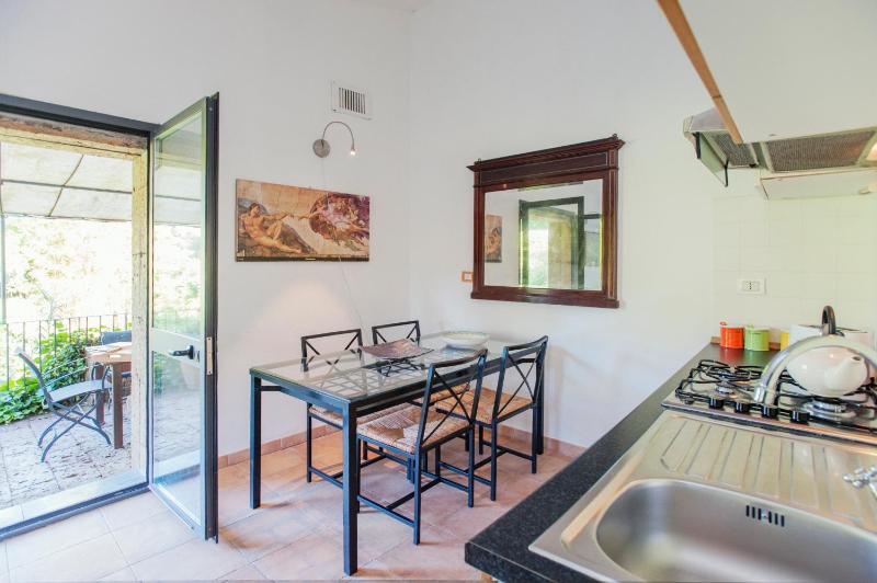 Seven-Bedroom House image 2