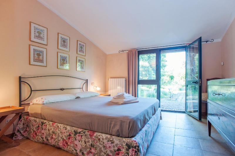 Seven-Bedroom House image 3