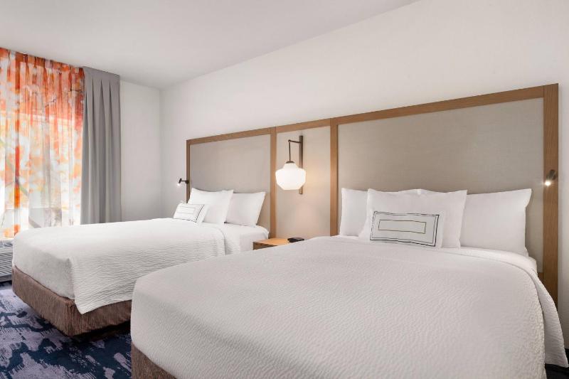 Queen Room with Two Queen Beds and Adapted Tub - Mobility Accessible image 4