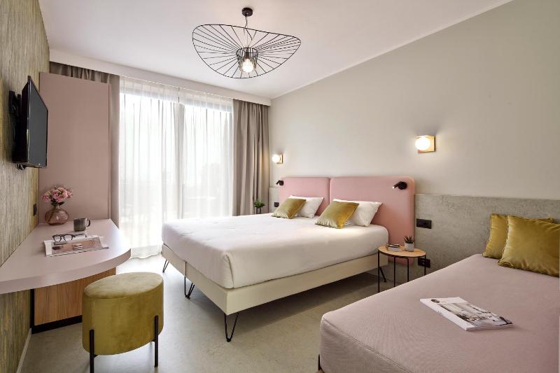 Lifestyle Double Room with Balcony and Lake View image 1