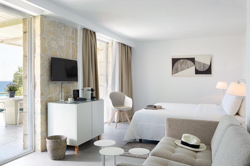 Deluxe Double Room with Sea View image 3