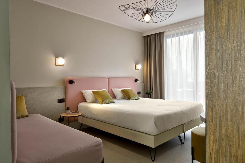 Lifestyle Double Room with Balcony and Lake View image 3