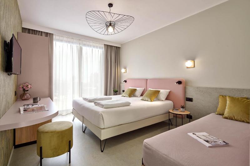 Lifestyle Double Room with Balcony and Lake View image 2