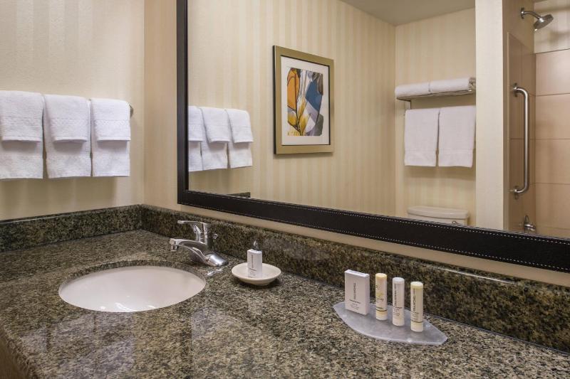 Fairfield Inn & Suites by Marriott Portland North - image 9