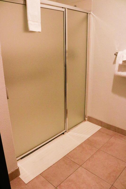 Superior Queen Room with Roll-In Shower - Mobility Accessible/Non-Smoking image 2