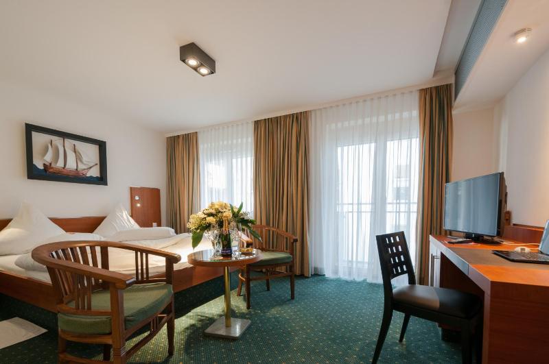 Deluxe Double Room with Balcony image 2