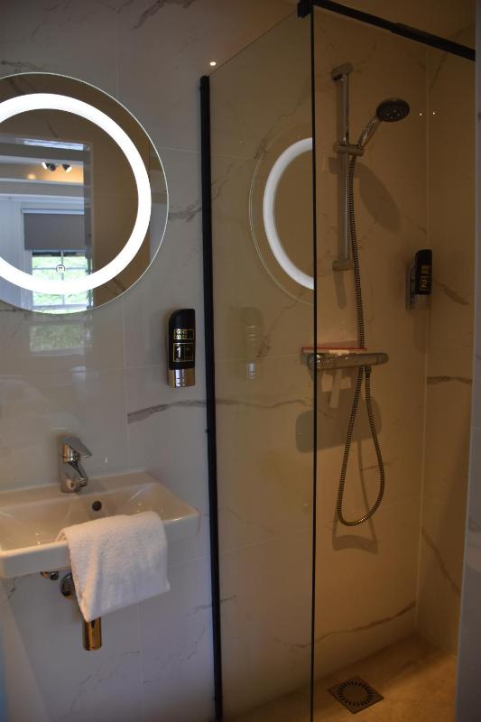 Quadruple Room image 4