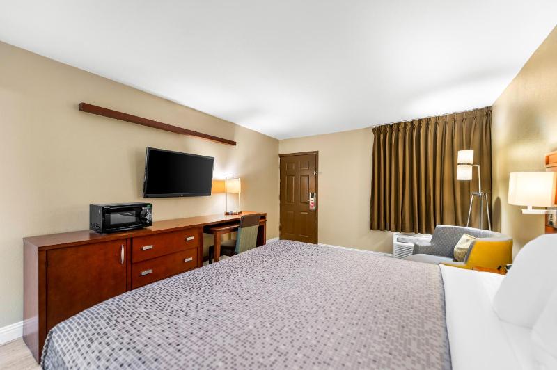 King Room - Non-Smoking image 4