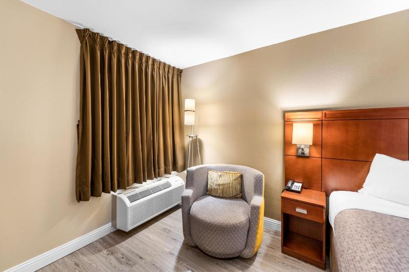 King Room - Non-Smoking image 2