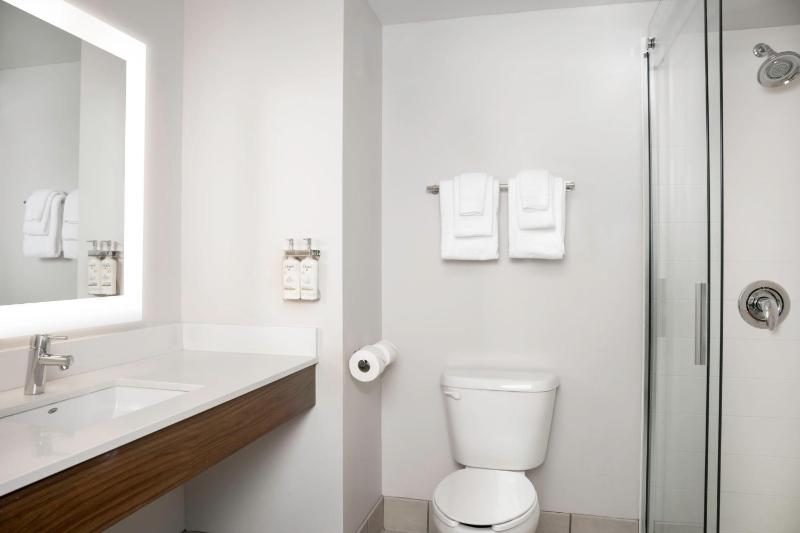 Standard King Room image 4