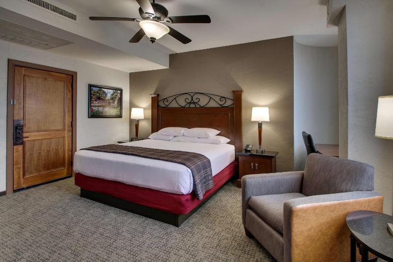 Deluxe King Room image 4
