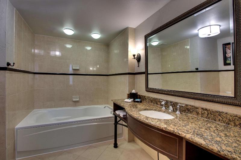 Deluxe King Room with Spa Bath image 2