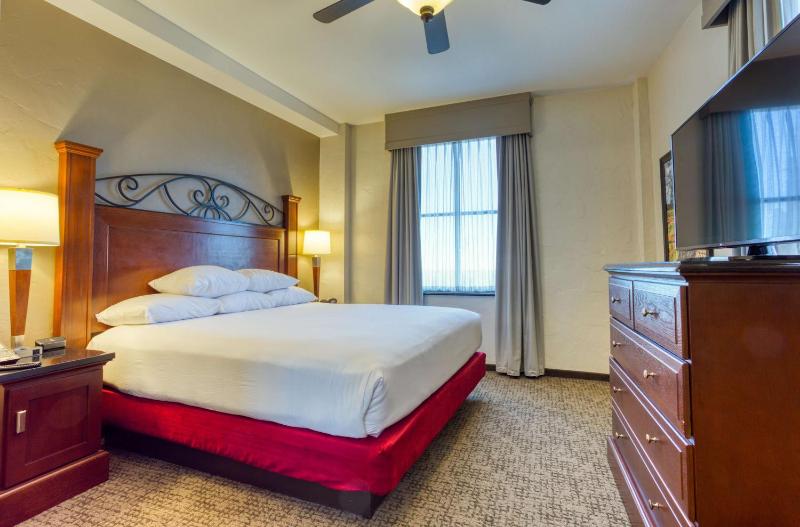 King Suite with Sofa Bed image 4