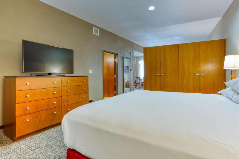 King Suite with Spa Bath image 2