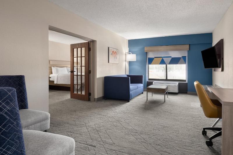 One-Bedroom Suite image 4