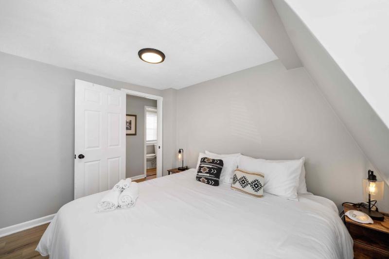 Charming home near Churchill Ds and Expo Center - image 11