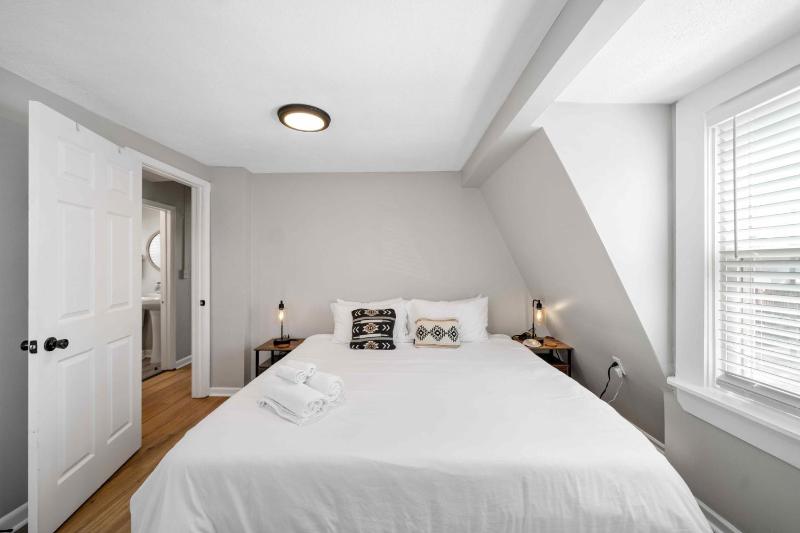 Charming home near Churchill Ds and Expo Center - image 17