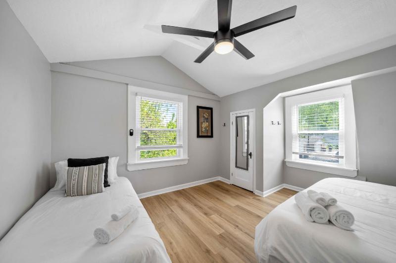 Charming home near Churchill Ds and Expo Center - image 44
