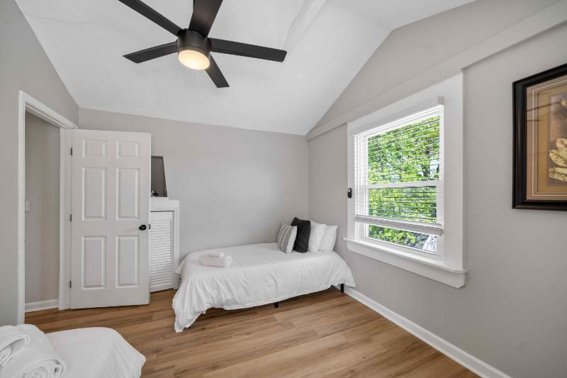 Charming home near Churchill Ds and Expo Center - image 18