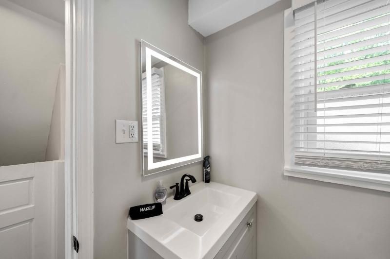 Charming home near Churchill Ds and Expo Center - image 31