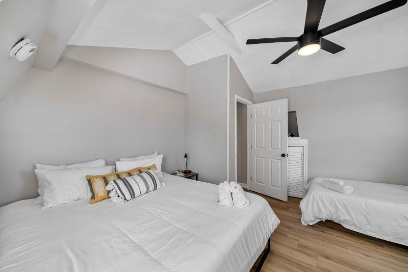 Charming home near Churchill Ds and Expo Center - image 16