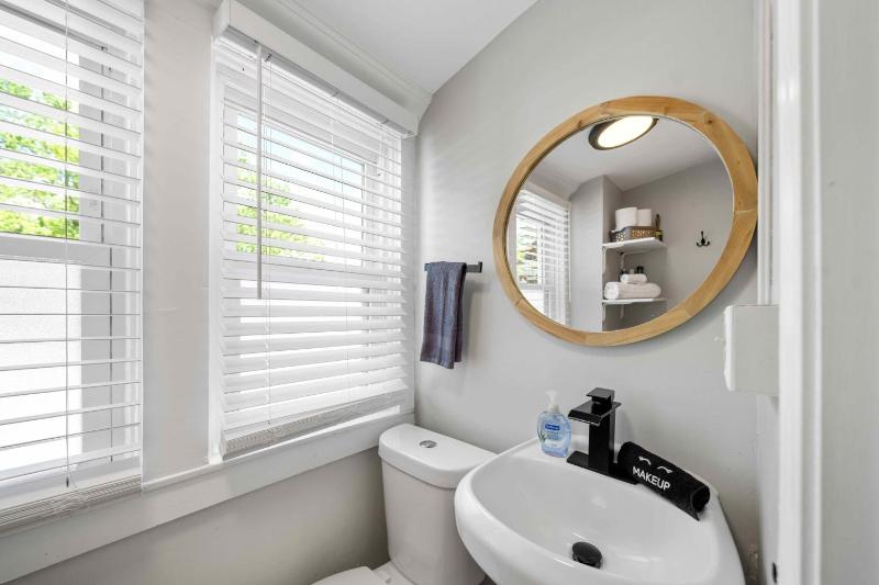 Charming home near Churchill Ds and Expo Center - image 42