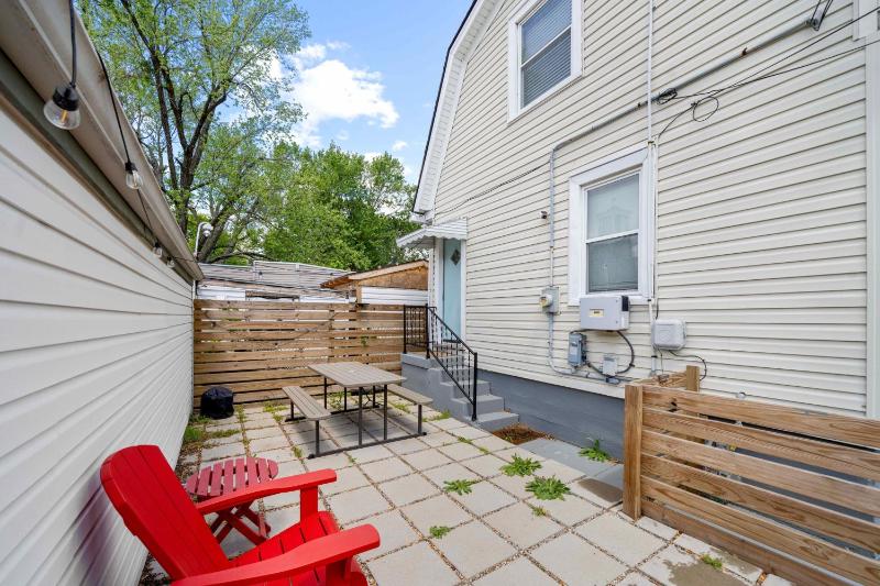 Charming home near Churchill Ds and Expo Center - image 29