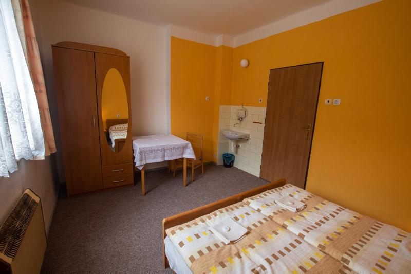 Double Room with Shared Bathroom image 2