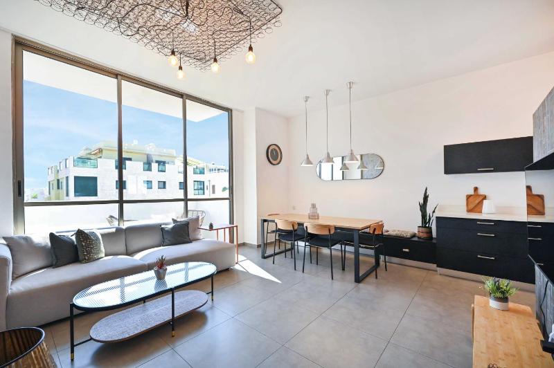 Cosy 2BR next to Gordon Beach by Holyguest - image 15