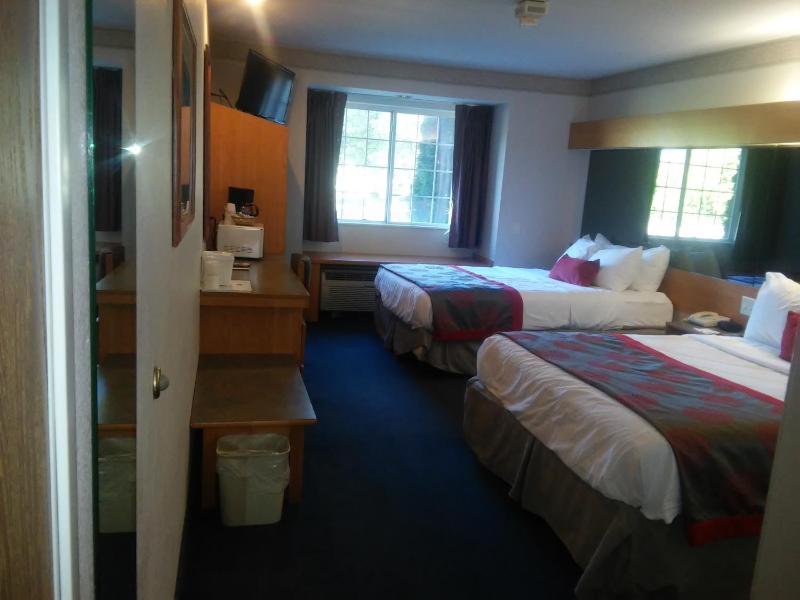 Queen Room with Two Queen Beds - Mobility Access/Non-Smoking image 3