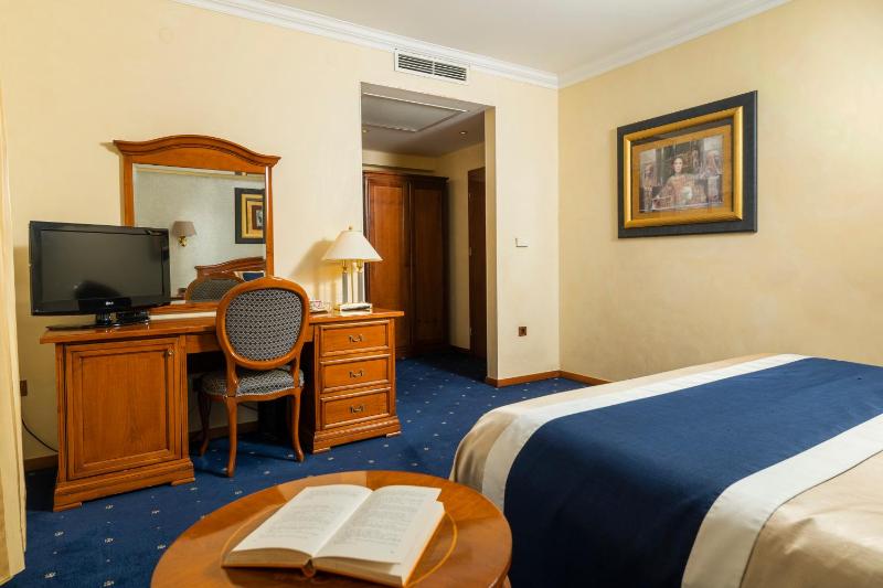 Standard Double Room image 3