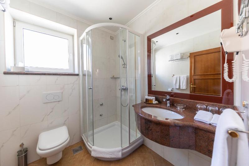 Triple Room with Balcony image 2