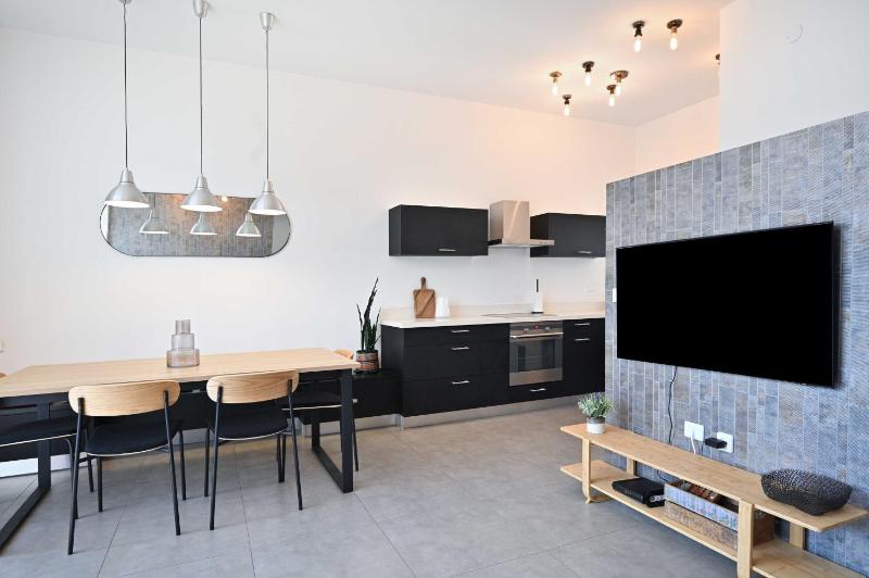 Cosy 2BR next to Gordon Beach by Holyguest - image 5