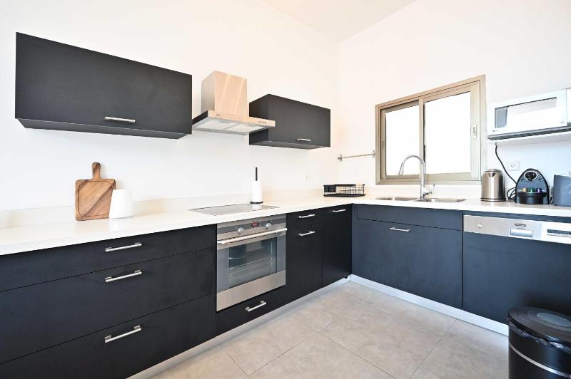 Cosy 2BR next to Gordon Beach by Holyguest - image 2