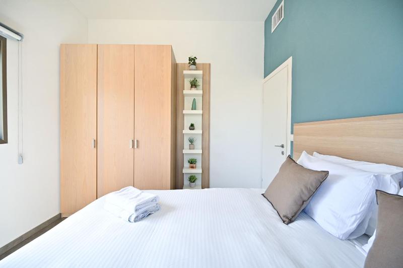 Cosy 2BR next to Gordon Beach by Holyguest - image 6