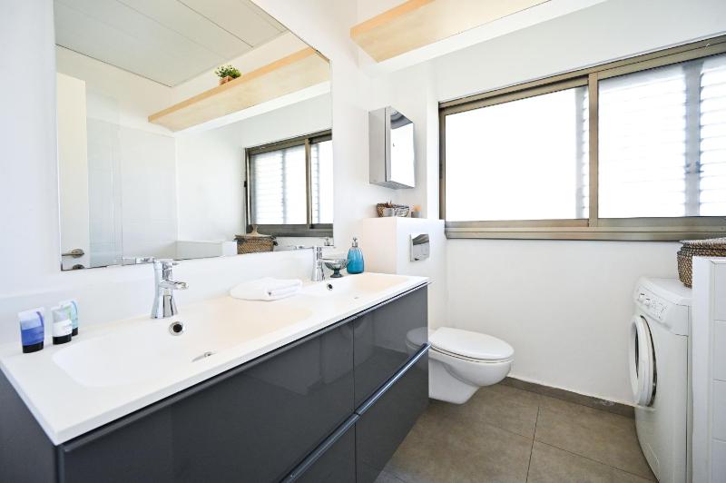 Cosy 2BR next to Gordon Beach by Holyguest - image 8