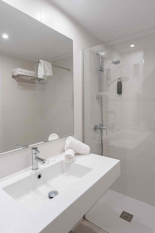 Premium Twin Room with Sea View - Spa Access Included image 2