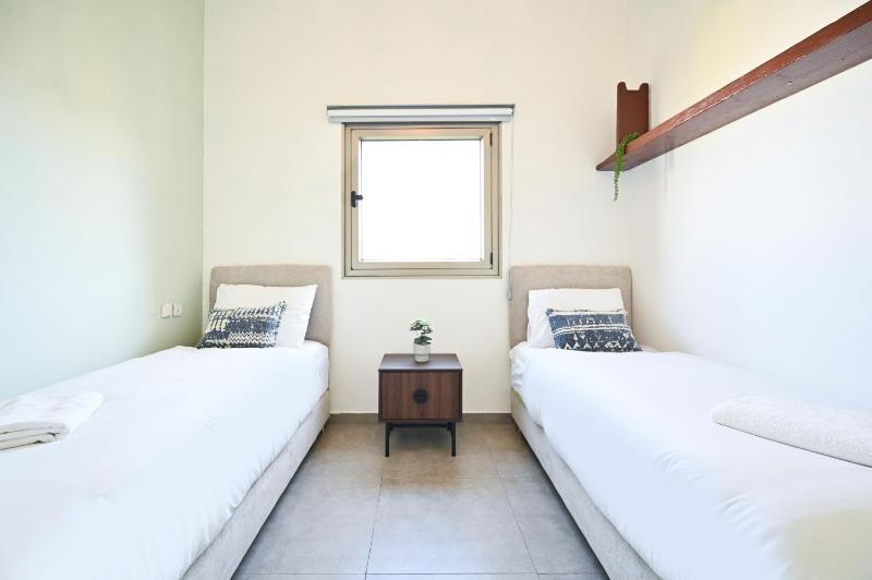 Cosy 2BR next to Gordon Beach by Holyguest - image 9